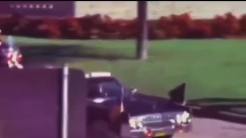 “美國世紀驚天大謎案I_甘迺迪總統暗殺事件”1963年11月22日下午12:30，甘迺迪總統車隊行經德州 達拉斯 迪利廣場時，被暗殺的過程側面錄像2