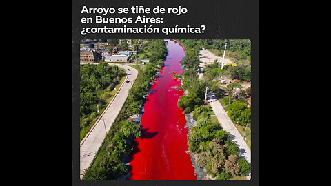 Un arroyo en Buenos Aires se vuelve rojo y se desconoce el motivo