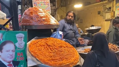 Making oversized pancakes on the streets of Pakis