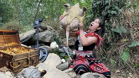 17-year-old ethnic girl found treasure with metal detector and discovers a giant turtle laying eggs