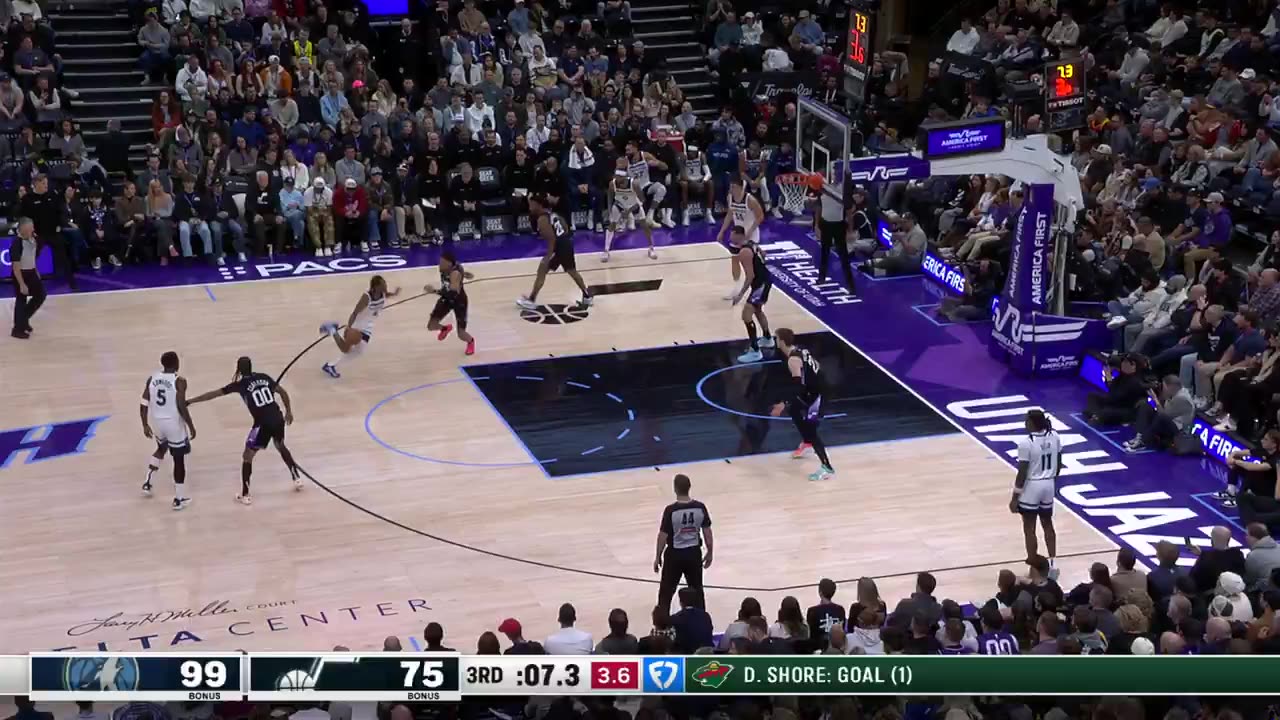 NBA - Rob Dillingham: SHIFTY and QUICK. Drills the fancy middy to close the 3rd 😮💨