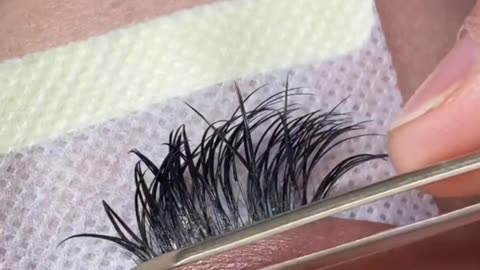 Easiest Way to Remove False Eyelashes Without Damage!