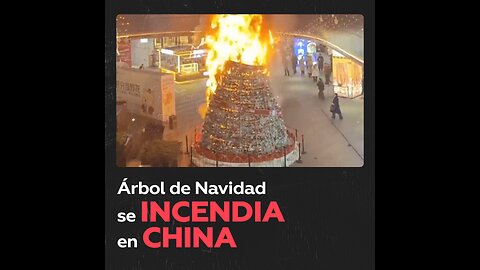 Corto circuito provoca el incendio de un árbol de Navidad en China
