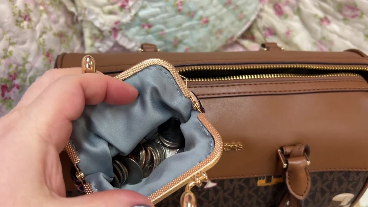 What's in my Michael Kors Jet Set Duffle Purse & Wallet.