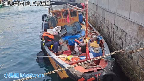 避風塘內 艇上賣海鮮 mhp4177 feb2025
