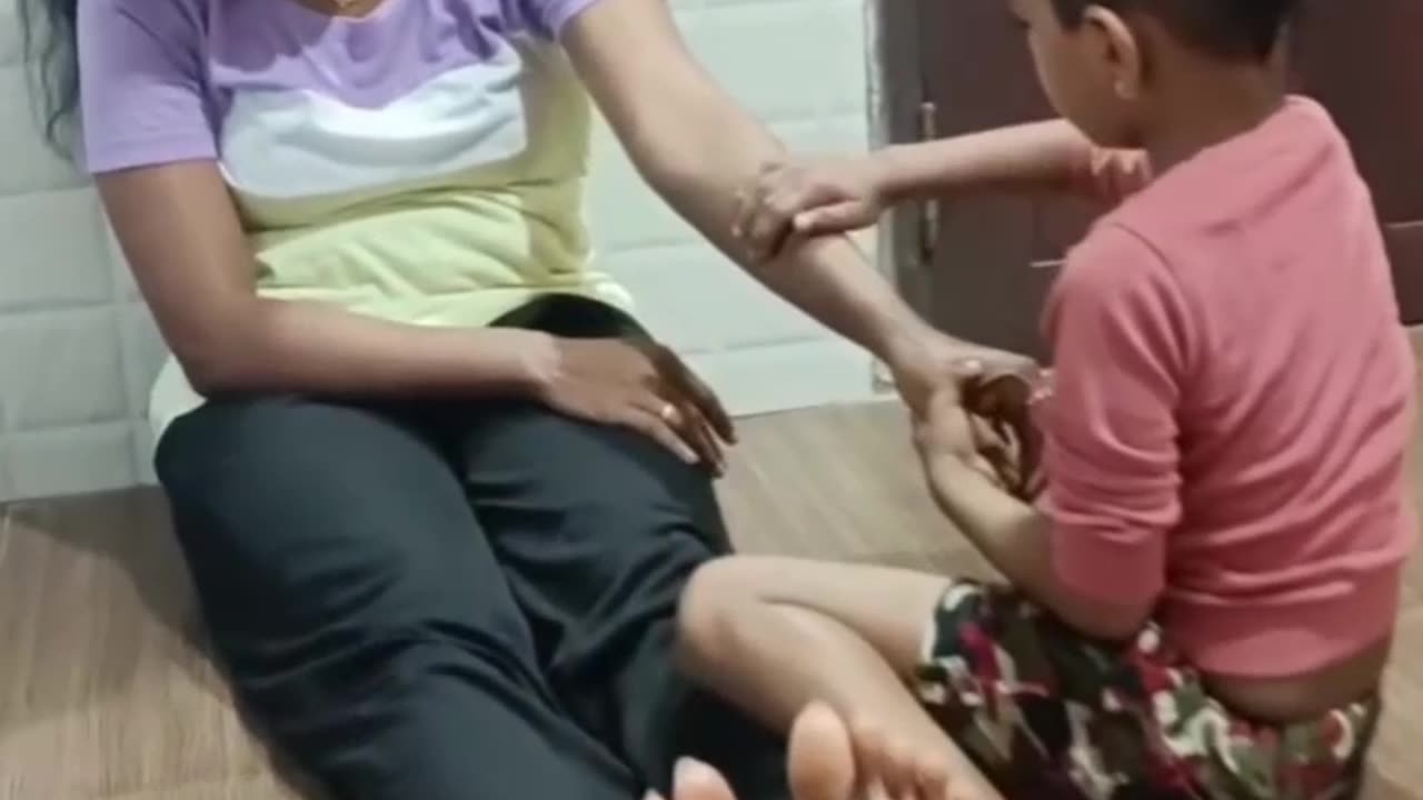 WATCH THE VIDEO HOW THE SMART KID HANDLE THE SITUATION
