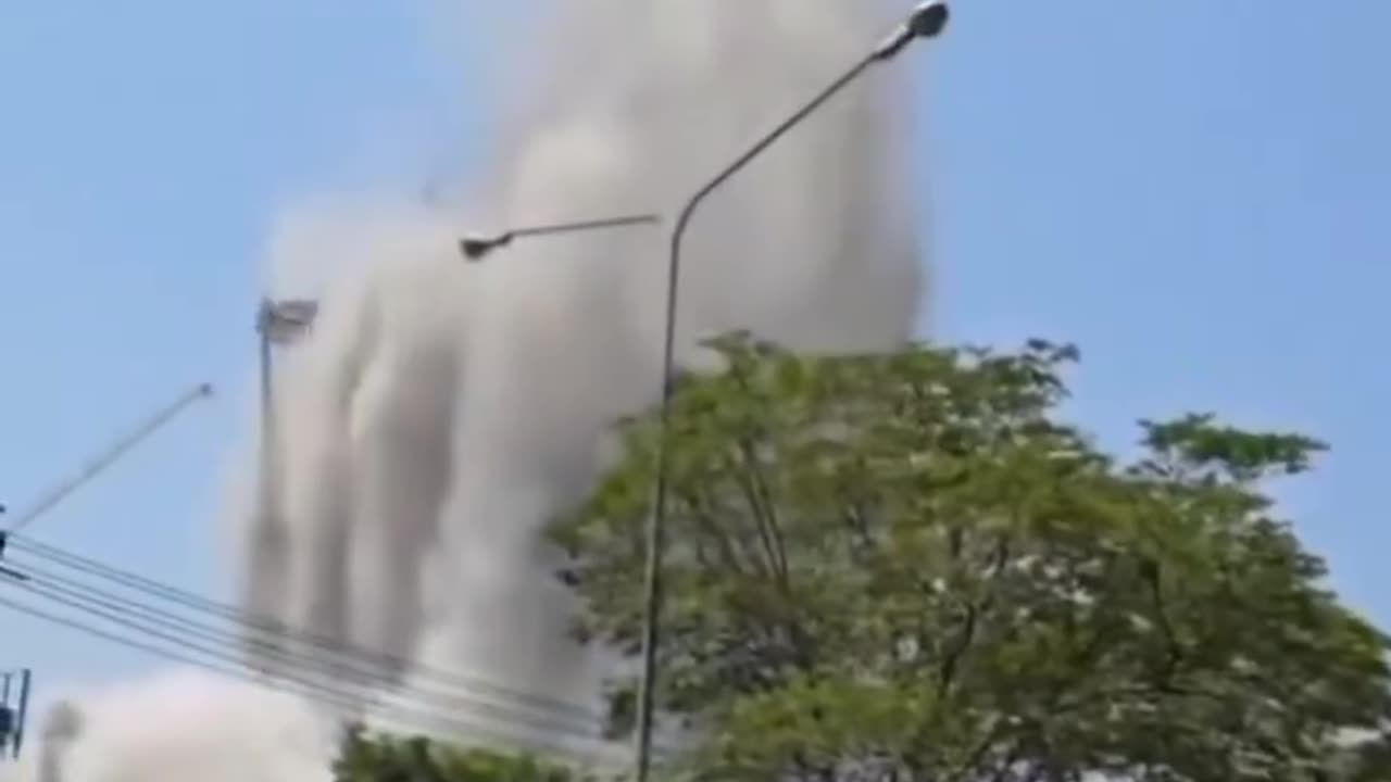 Moment of the 7.7 Magnitude powerful earthquake in Bangkok, Thailand (3/28/25)
