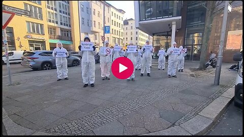 03.03.2025 - Die Schneemenschen vor dem WHO Hub - Prinzessinnenstr. 17-18 - Berlin