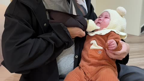 Funny video of a baby being fed milk by showing a picture of his mother video 2025 skc.com 123