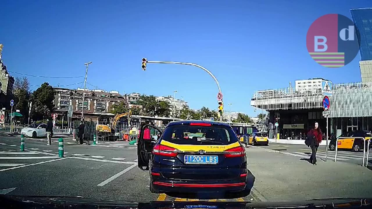 Roba el bolso a una taxista en la estación de Sants