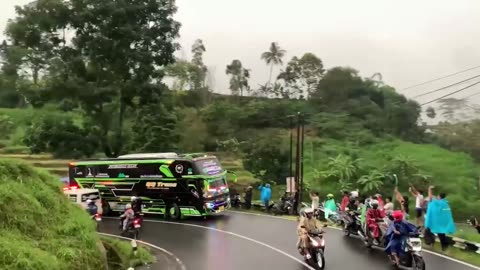 the charm of Indonesian tourist buses. go on holiday to the top of the mountain