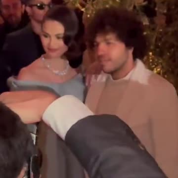 Selena Gomez shares Golden Globes kiss with fiancé Benny Blanco