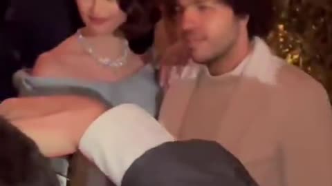 Selena Gomez shares Golden Globes kiss with fiancé Benny Blanco