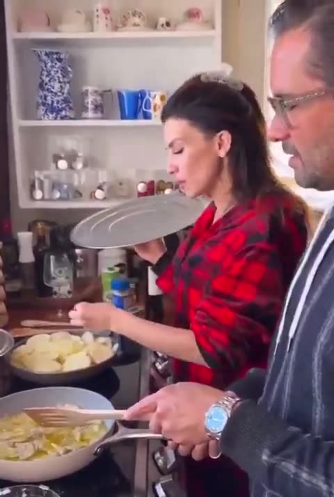 HILARIA: CEBOLLA... UHH ONIONS?!