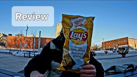 Lay's limited time only Cheesy Garlic Bread Potato Chip Review