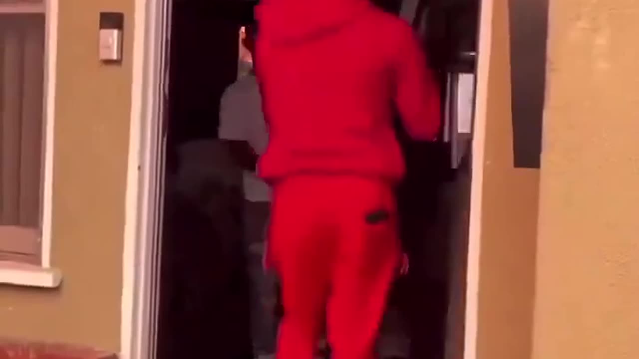 First videos emerge of looters roaming the streets of Los Angeles, going through people’s homes
