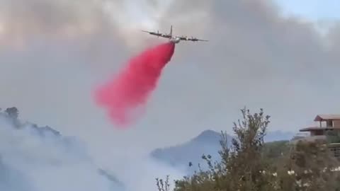 🚨 Continuous tanker drops over the Palisades Fire. Watch as winds move it