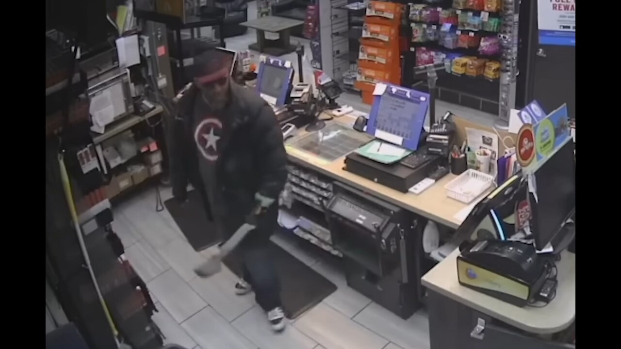 Crazy Guy With Two Machetes Attack Cops