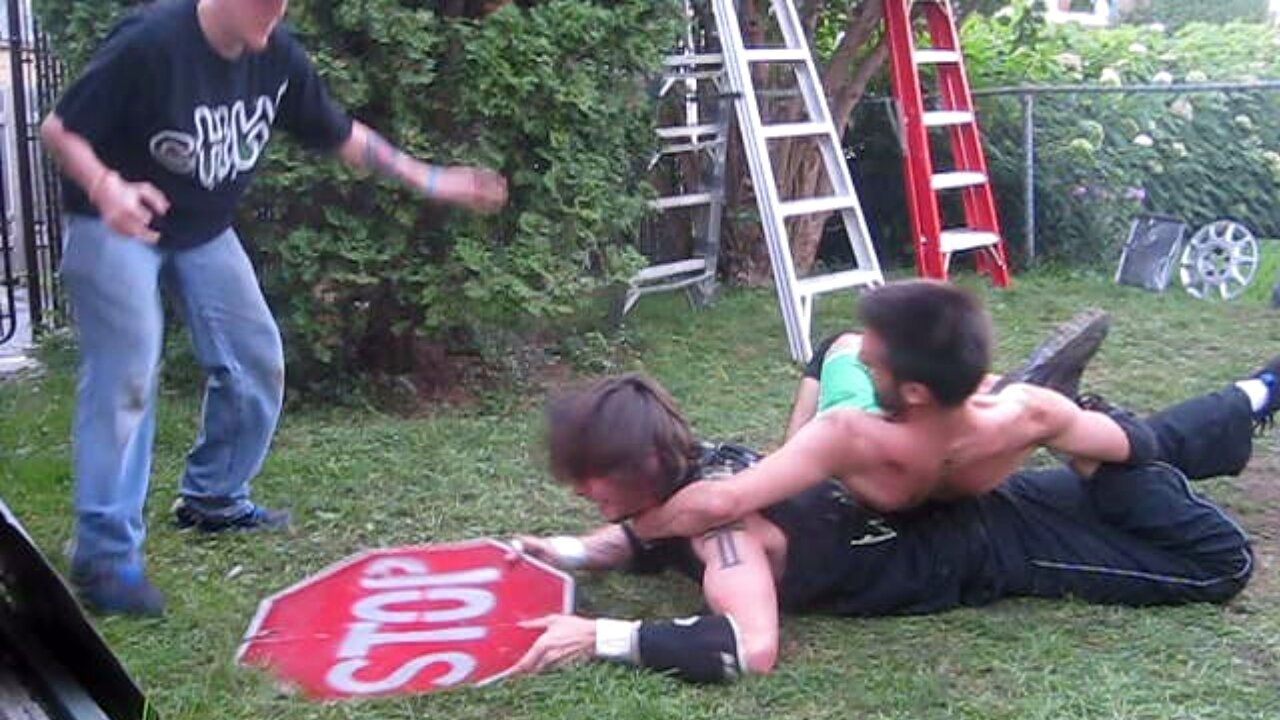 Chris Vega VS Ric Roberts - CHW Backyard Wrestling Match