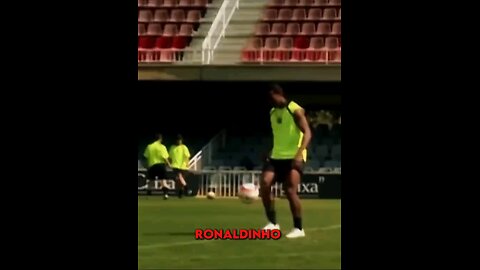 Ronaldhino🇧🇷🇧🇷vs other player Juggling on the bar🥶⚽