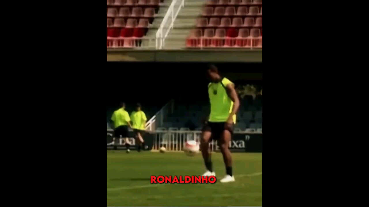 Ronaldhino🇧🇷🇧🇷vs other player Juggling on the bar🥶⚽