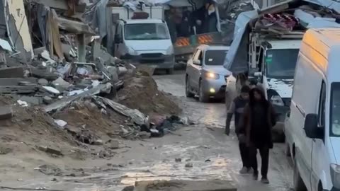 Palestinians are returning to their homes along Salah Al-Din road