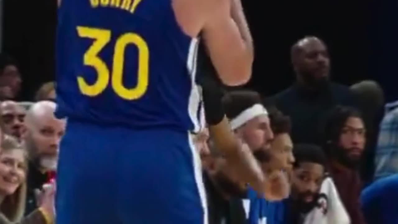 Cameras Caught Klay’s Priceless Reaction to Steph’s ‘Night Night’ Shot! 😂🔥