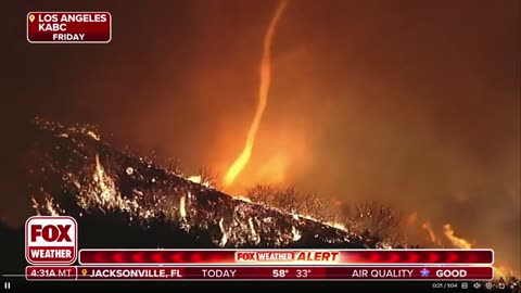 Một cơn lốc xoáy lửa, còn được gọi là “firenado” hình thành khi Đám cháy Palisades tiếp tục cháy...