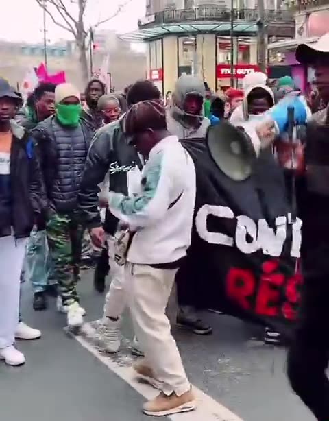 🚨 🇫🇷 Paris Actuellement, des migrants illégaux sans papiers manifestent ...