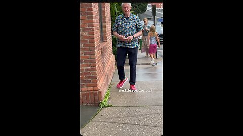 Former President Bill Clinton spotted in East Hampton NYC yesterday with a big Secret Service Detail