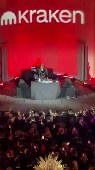 🚨 NOW: Snoop Dogg has taken the stage at a Trump Inaugural Ball in DC