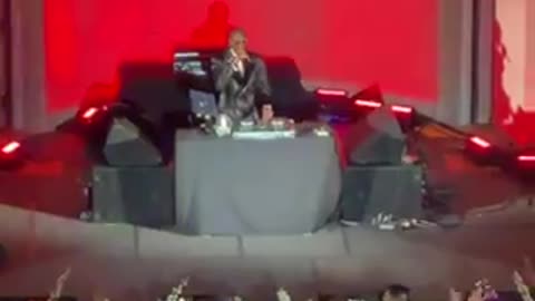 🚨 NOW: Snoop Dogg has taken the stage at a Trump Inaugural Ball in DC