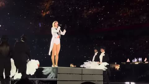 Taylor swift the eras tour live - i can do it with a broken heart ( different view)