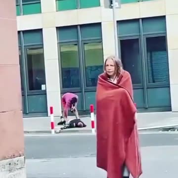 Refugees beat and rob German Citizen