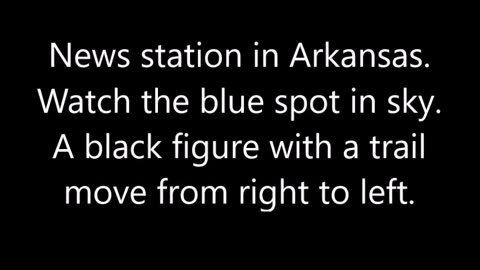 Observez la tache bleue dans le ciel et la silhouette noire avec une traînée...