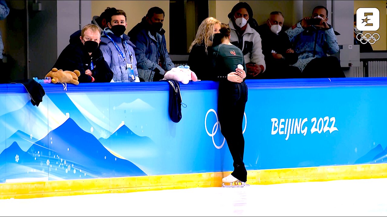 Kamila Valieva falls Coach offers consolation to figure skating star in Beijing 4K