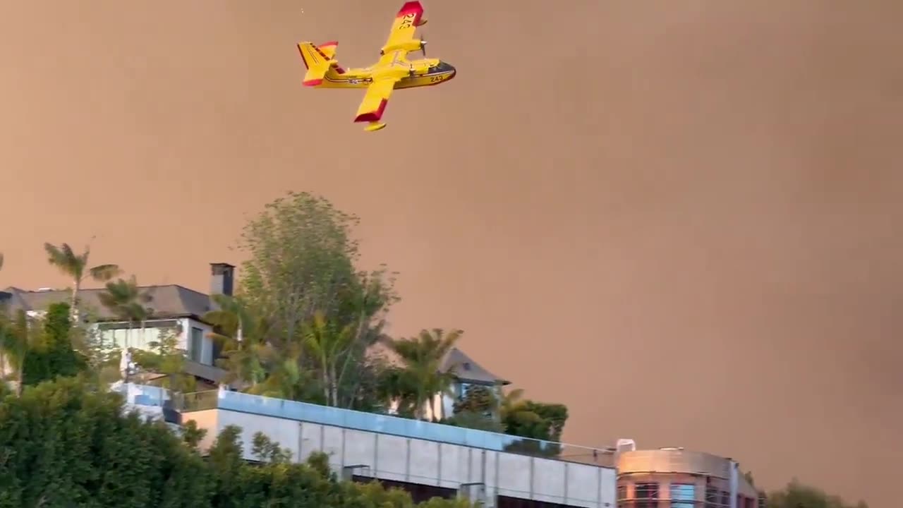 Canadair CL-415 ‘Super Scooper’, crewed with pilots from Québec helping out neighbors.