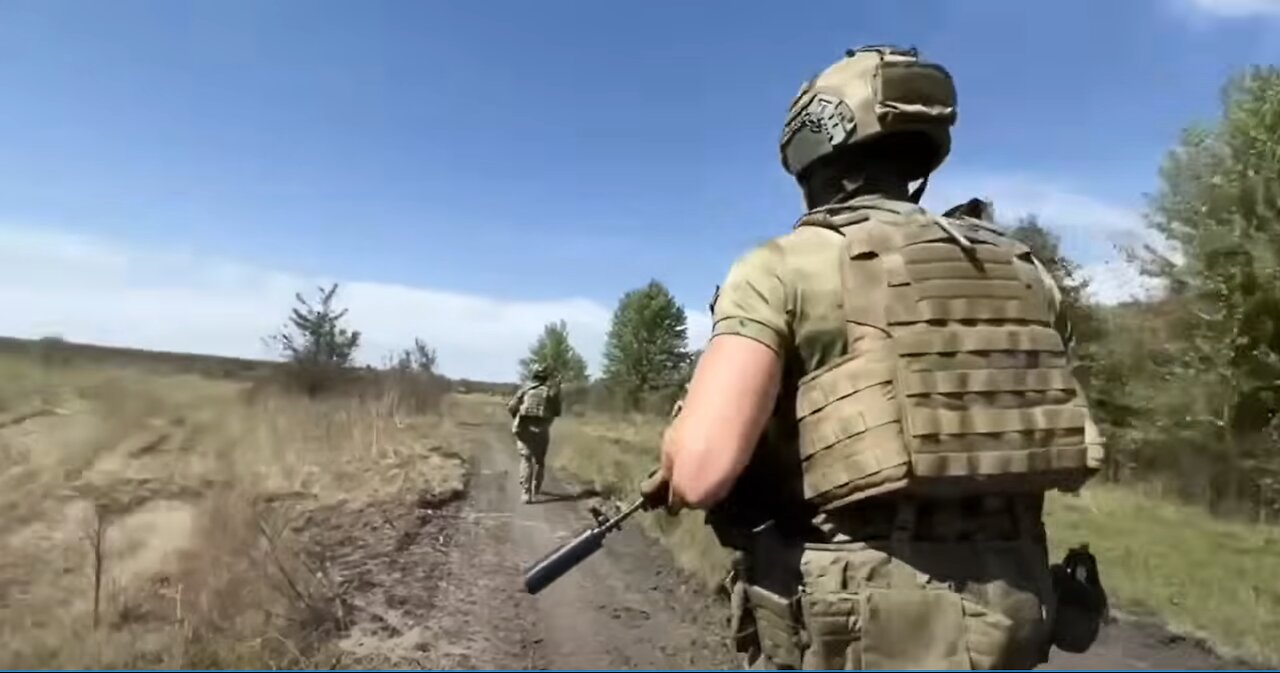 Russian Forces Storm Ukrainian Positions | Intense Battlefield Footage