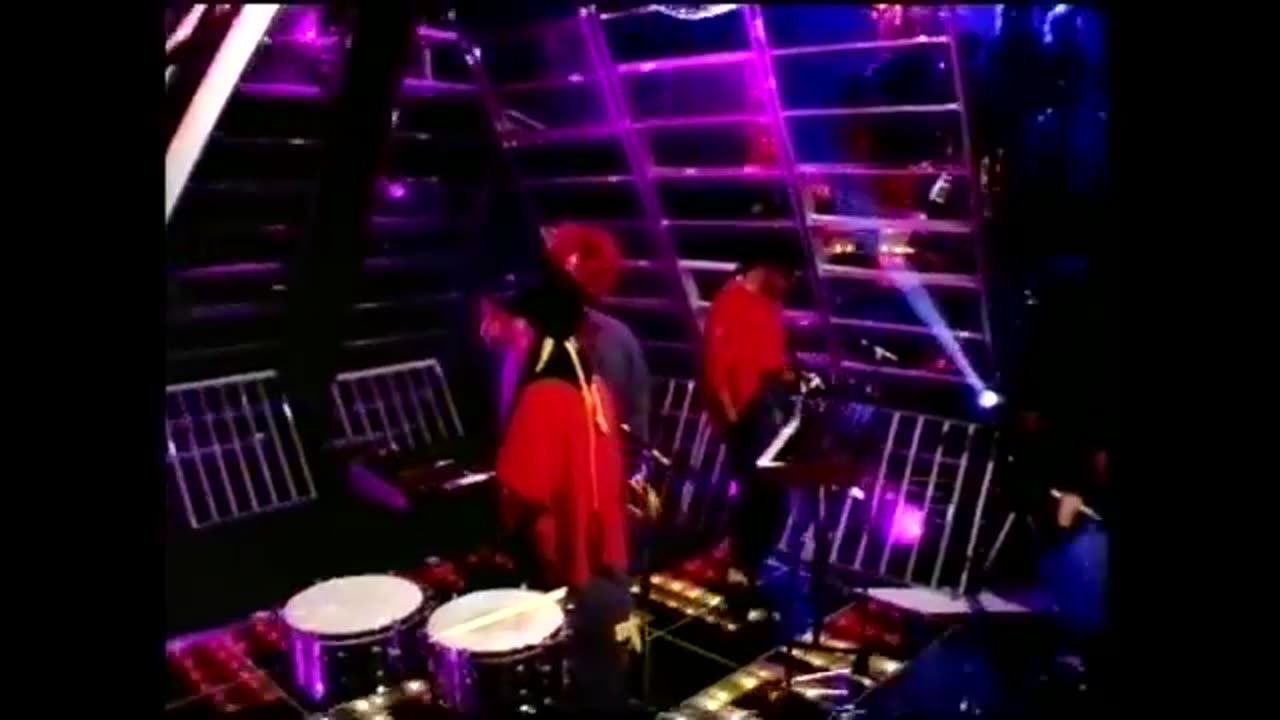 Thompson Twins - Love on Your Side (1983)(Top of The Pops)