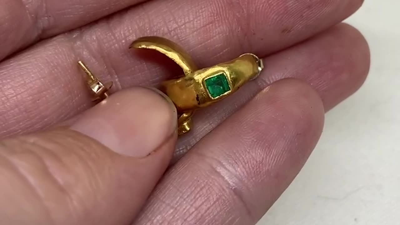 Emerald earrings in 22 kt gold