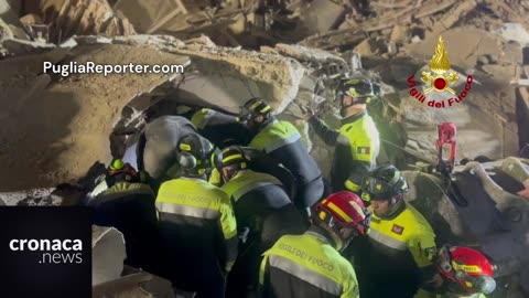 Bari: il momento della liberazione della donna intrappolata dalle macerie del crollo via De Amicis