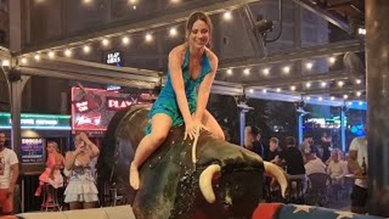 😍 Bold Girl on a Bull | Mechanical Bull Riding | Bull Riding in Benidorm