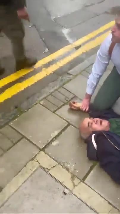 London Muslim with dyed eyebrows tries to stab random white people ..