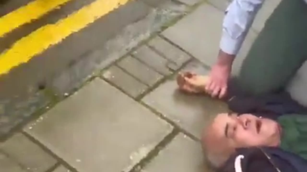 London Muslim with dyed eyebrows tries to stab random white people ..