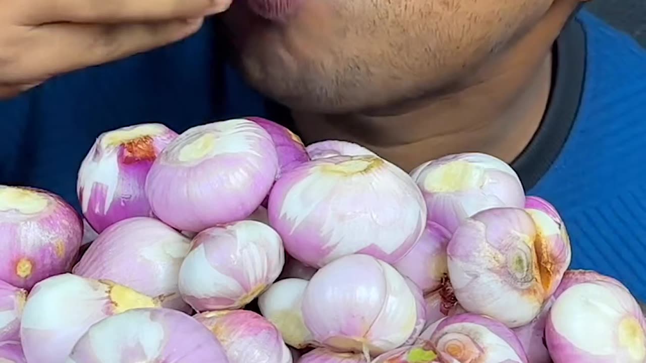 Eating onion