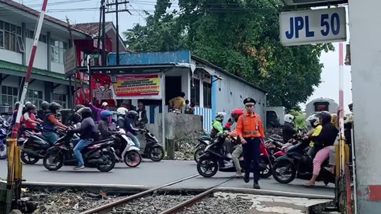 train gate guard