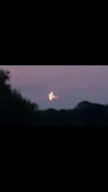 Schlangenförmiges Ufo gefilmt. Da es die Richtung wechselt, kann es kein Satellit oder Meteorit sein