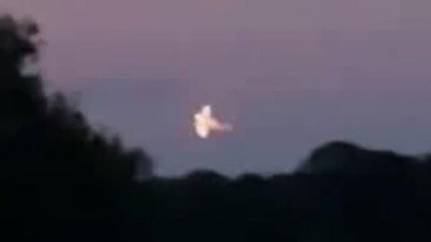 Schlangenförmiges Ufo gefilmt. Da es die Richtung wechselt, kann es kein Satellit oder Meteorit sein