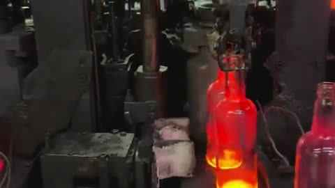 How glass bottles are made.🍾🥃