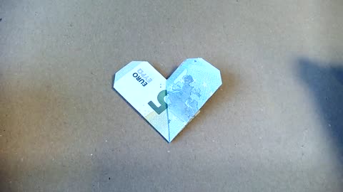 Folding a heart from a 5 Euro Note - Very EASY tutorial